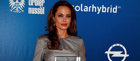 Angelina Jolie con su galardón de la Gala por la Paz de la Berlinale 2012