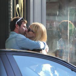 Patricia Conde y su novio Carlos Seguí besándose