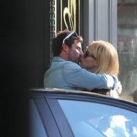 Patricia Conde y su novio Carlos Seguí besándose