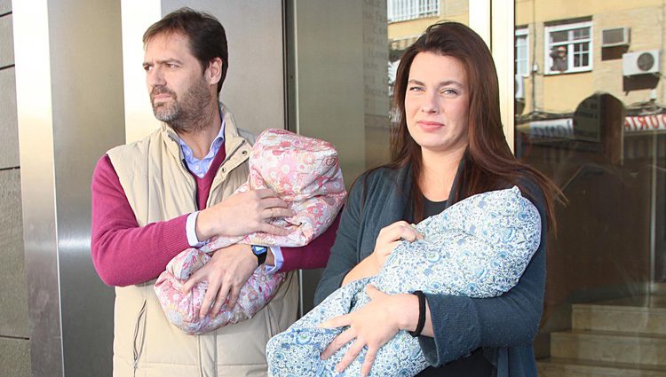 Alejandra Osborne abandona el hospital con sus hijos