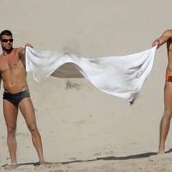 Ricky Martin con su novio Carlos González en la playa