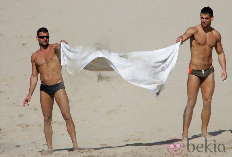 Ricky Martin con su novio Carlos González en la playa