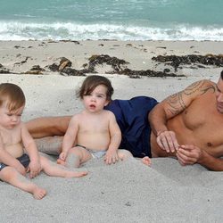 Ricky Martin con sus hijos gemelos Matteo y Valentino