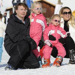 Friso de Holanda con su esposa Mabel y sus dos hijas