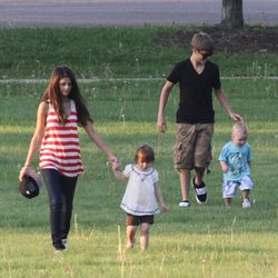 Justin Bieber y Selena Gomez con Jaxon y Jazmyn