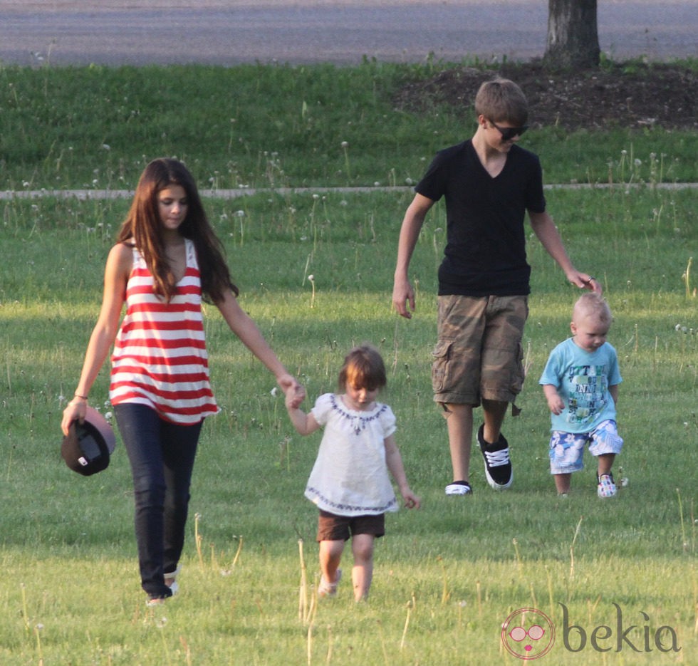 Justin Bieber y Selena Gomez con Jaxon y Jazmyn