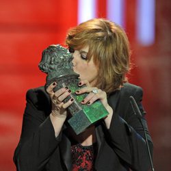 Ana Wagener besando su Premio Goya