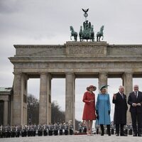Los Reyes Carlos y Camilla en la Puerta de Brandeburgo con el Presidente de Alemania y su esposa