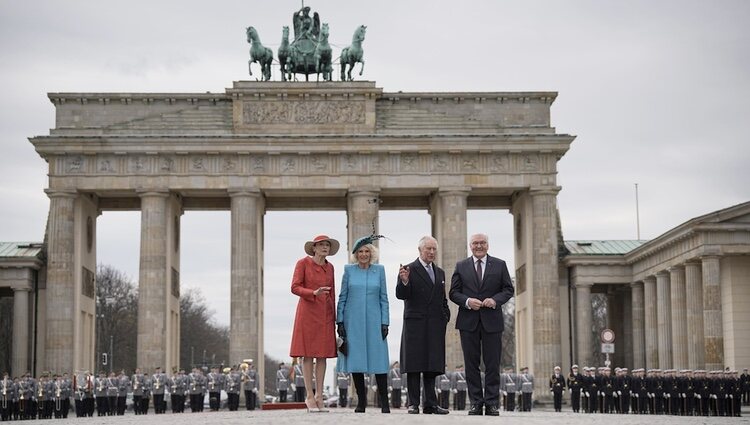 Los Reyes Carlos y Camilla en la Puerta de Brandeburgo con el Presidente de Alemania y su esposa