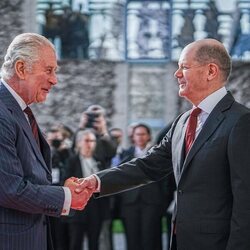 El Rey Carlos III saluda a Olaf Scholz en Berlín