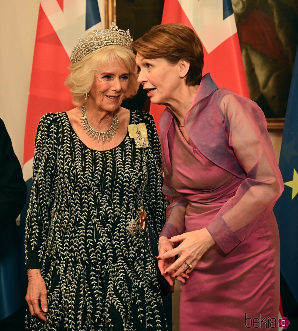 La Reina Camilla con la tiara Greville y la tiara City of London como collar en una cena de gala en Berlín