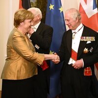 Los Reyes Carlos y Camilla saludan a Angela Merkel en Berlín