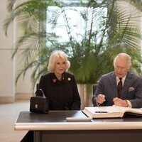 Carlos III firmando en el libro de honor del Bundestag