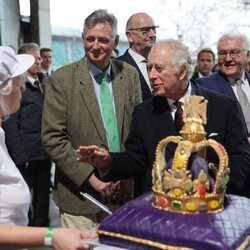El Rey Carlos III con una tarta en forma de corona en Alemania