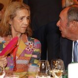 La Infanta Elena y el Chatarrero hablando en los Premios Las Meninas de España