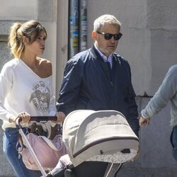 Miki Nadal y Helena Aldea paseando con su hija en el cochecito
