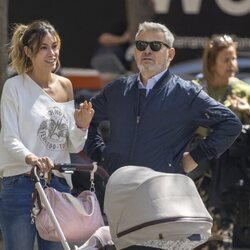 Miki Nadal y Helena Aldea, de paseo con su hija Galatea