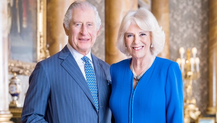 Foto oficial de los Reyes Carlos y Camilla en la Sala Azul del Palacio de Buckingham