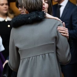 Charlene de Mónaco abrazada a Carlota Casiraghi en la misa en memoria de Rainiero de Mónaco