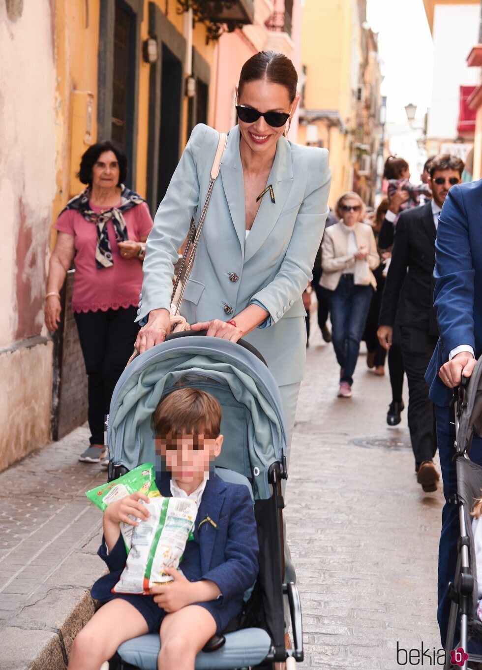 Eva González con su hijo Cayetano en la procesión de la Esperanza de Triana