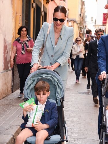 Eva González con su hijo Cayetano en la procesión de la Esperanza de Triana