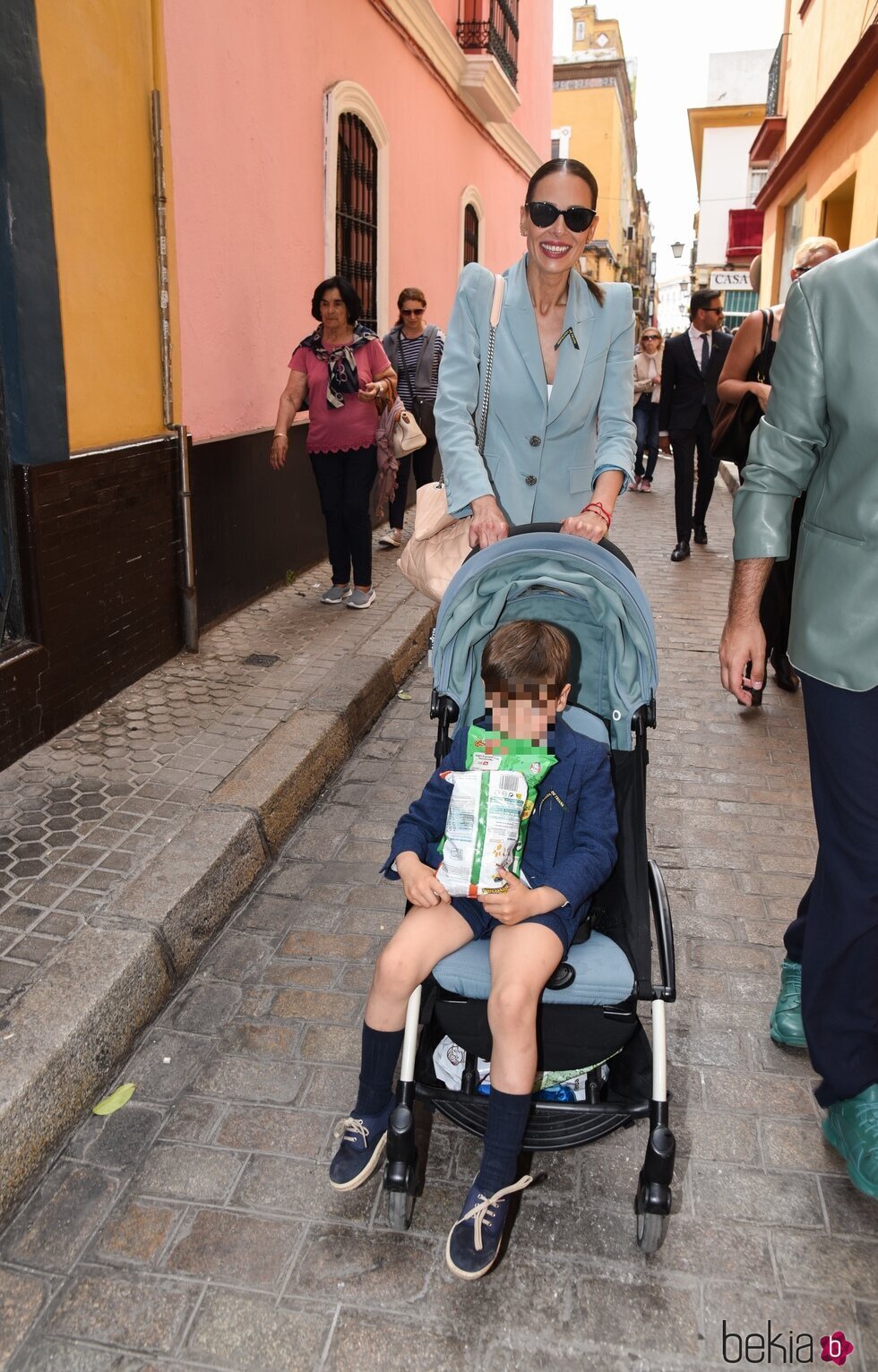 Eva González acude con su hijo Cayetano a la procesión de la Esperanza de Triana