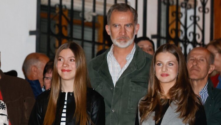 El Rey Felipe con sus hijas la Princesa Leonor y la Infanta Sofía en la Semana Santa de Chinchón
