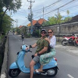 Tamara Falcó e Íñigo Onieva montando en moto en Bali