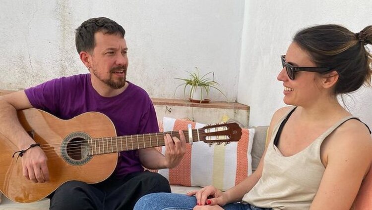 Pablo Iglesias e Irene Montero en una terraza