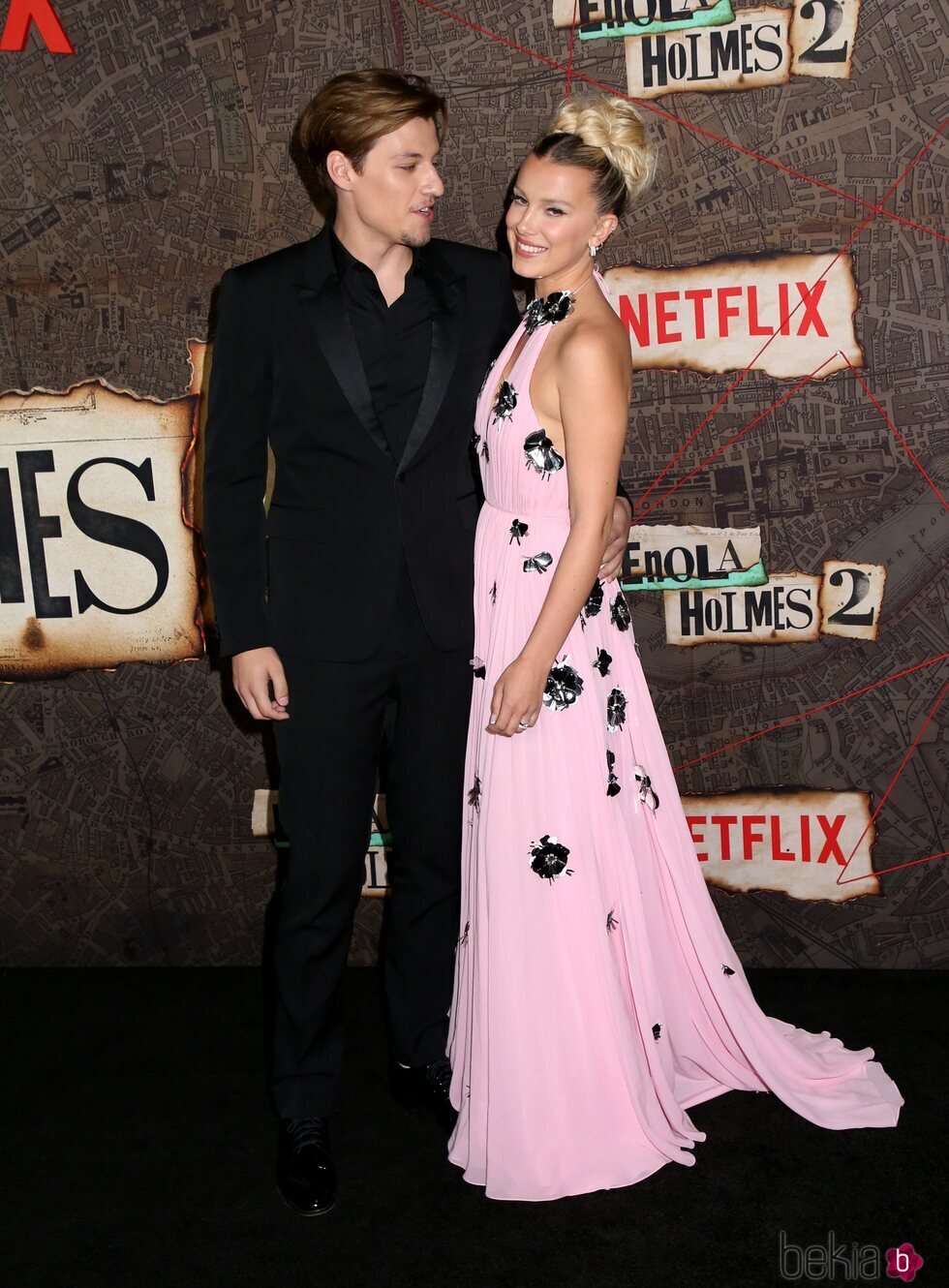 Millie Bobby Brown y Jake Bongiovi en la premiere de 'Enola Holmes 2'