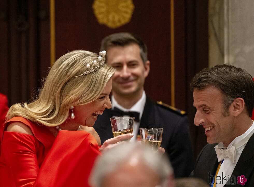 Máxima de Holanda brinda con Emmanuel Macron en el Palacio Real de Amsterdam