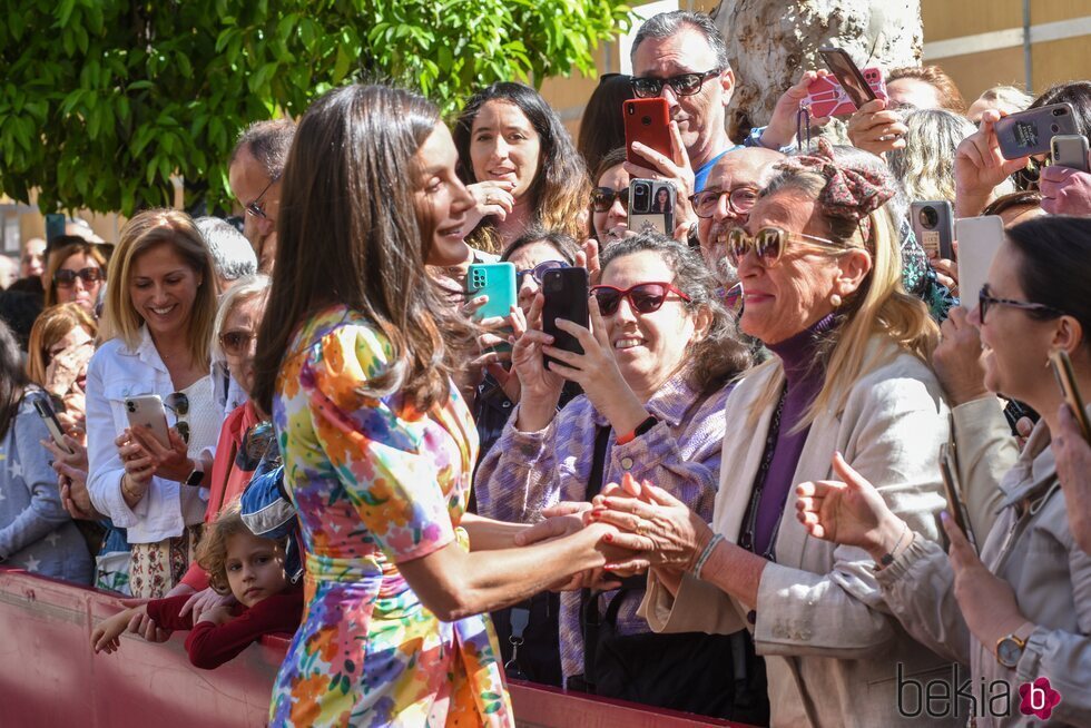 La Reina Letizia saludando a unas ciudadanas en Córdoba