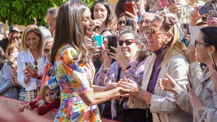 La Reina Letizia saludando a unas ciudadanas en Córdoba