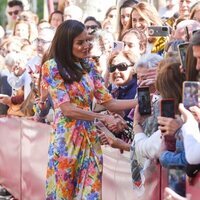 La Reina Letizia saludando a la gente en Córdoba durante un acto