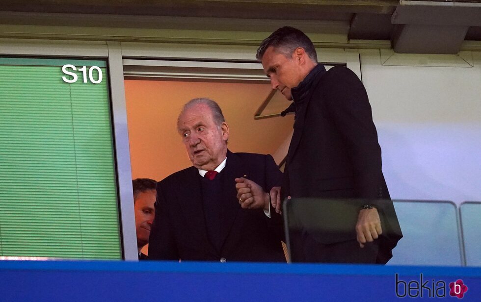 El Rey Juan Carlos en un partido de fútbol antes de su segundo regreso a España