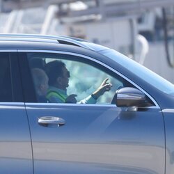 El Rey Juan Carlos con Pedro Campos en el coche tras aterrizar en Vigo