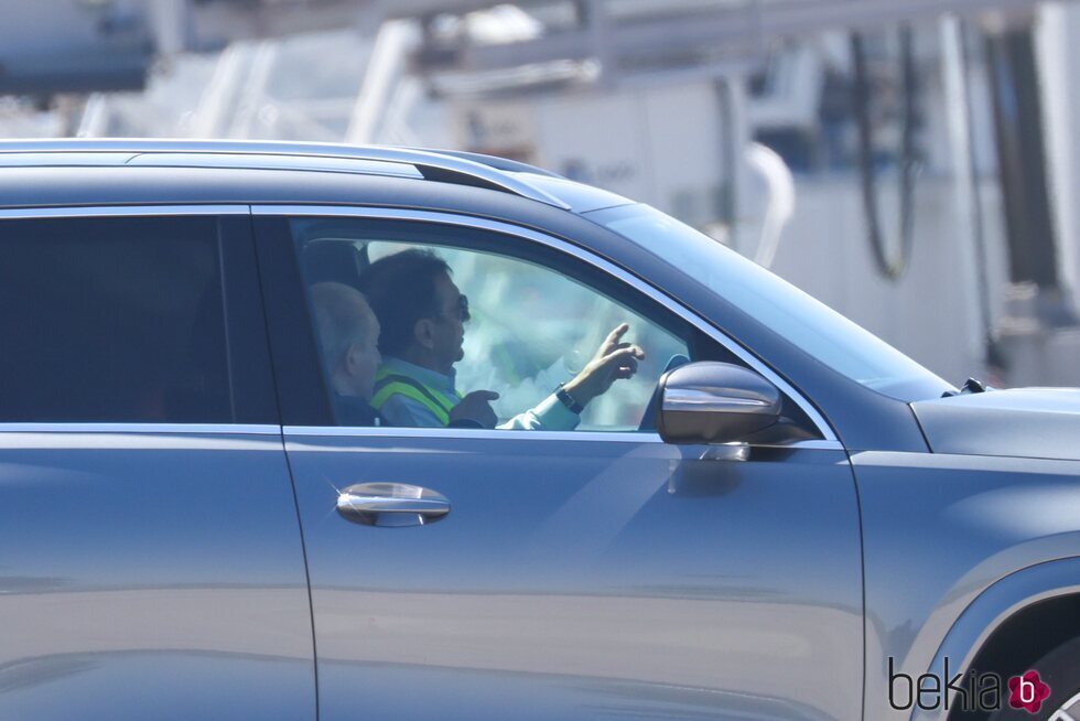 El Rey Juan Carlos con Pedro Campos en el coche tras aterrizar en Vigo