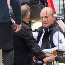 El Rey Juan Carlos en el barco durante la primera jornada de la Copa de Vela en Sanxenxo