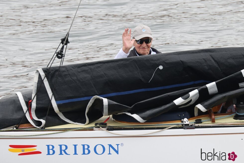 El Rey Juan Carlos saluda desde el barco en la primera jornada de la Copa de Vela