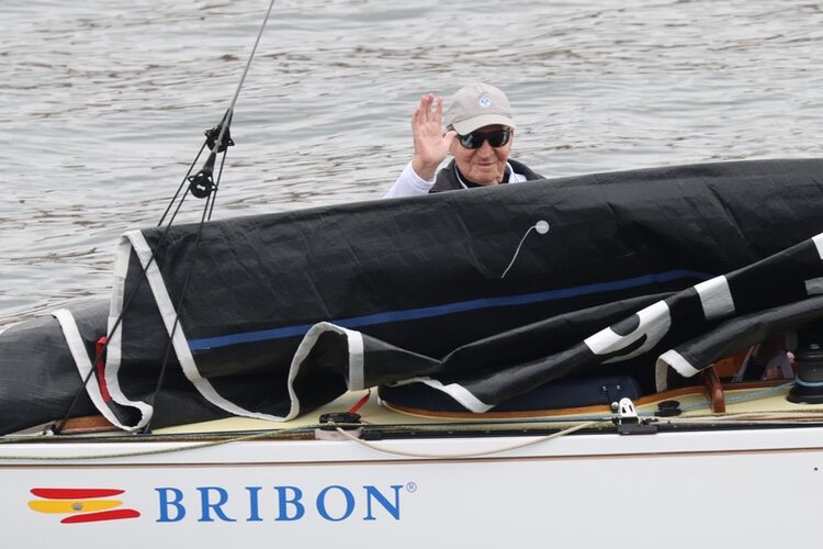 El Rey Juan Carlos saluda desde el barco en la primera jornada de la Copa de Vela