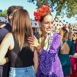 Eva González saludando a unos amigos en la Feria de Abril de Mairena de Alcor 2023