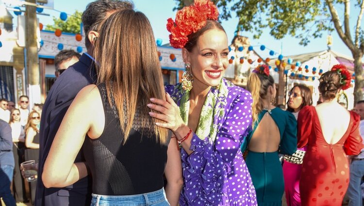 Eva González saludando a unos amigos en la Feria de Abril de Mairena de Alcor 2023