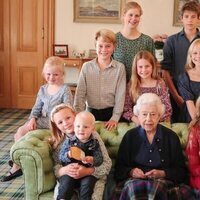 La Reina Isabel II con algunos nietos y bisnietos en una foto inédita compartida en el que sería su 97 cumpleaños