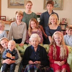 La Reina Isabel II con algunos nietos y bisnietos en una foto inédita compartida en el que sería su 97 cumpleaños