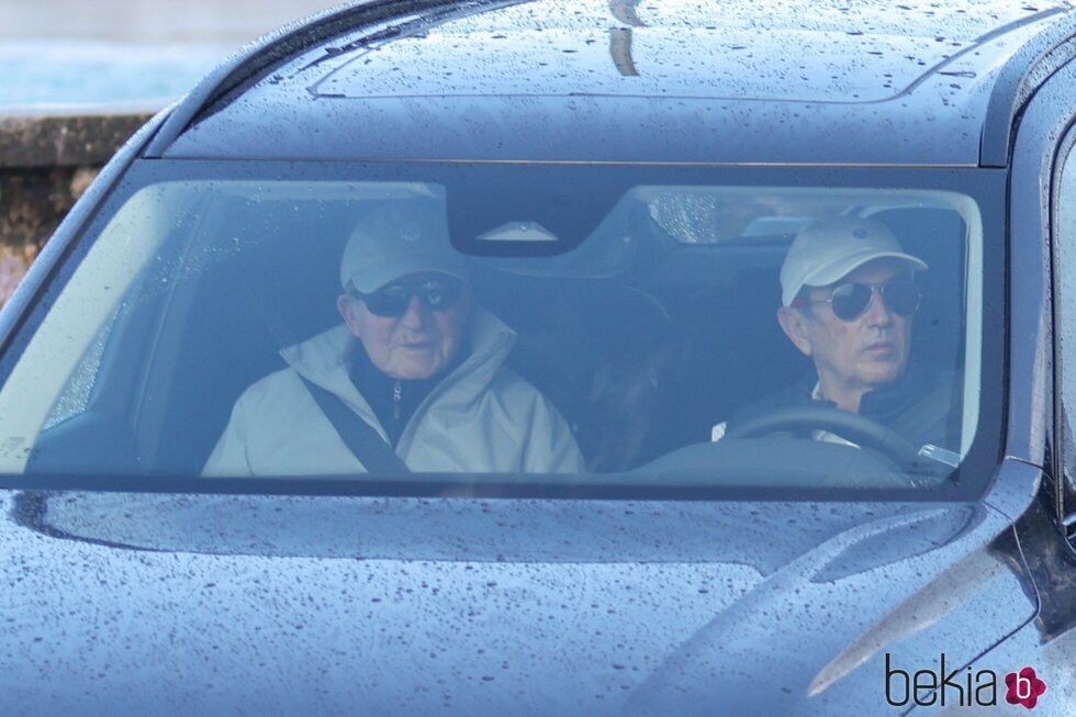 El Rey Juan Carlos junto a Pedro Campos en el coche en Sanxenxo