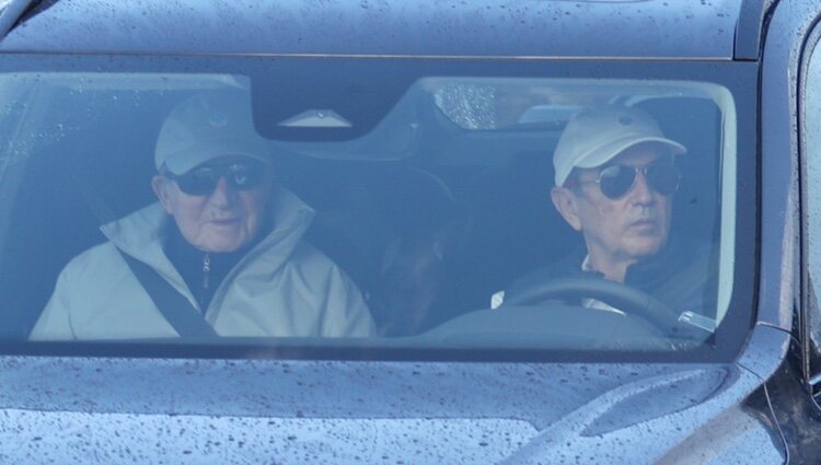El Rey Juan Carlos junto a Pedro Campos en el coche en Sanxenxo
