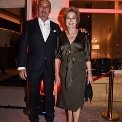 Ana Rosa Quintana y Juan Muñoz en la inauguración de un hotel