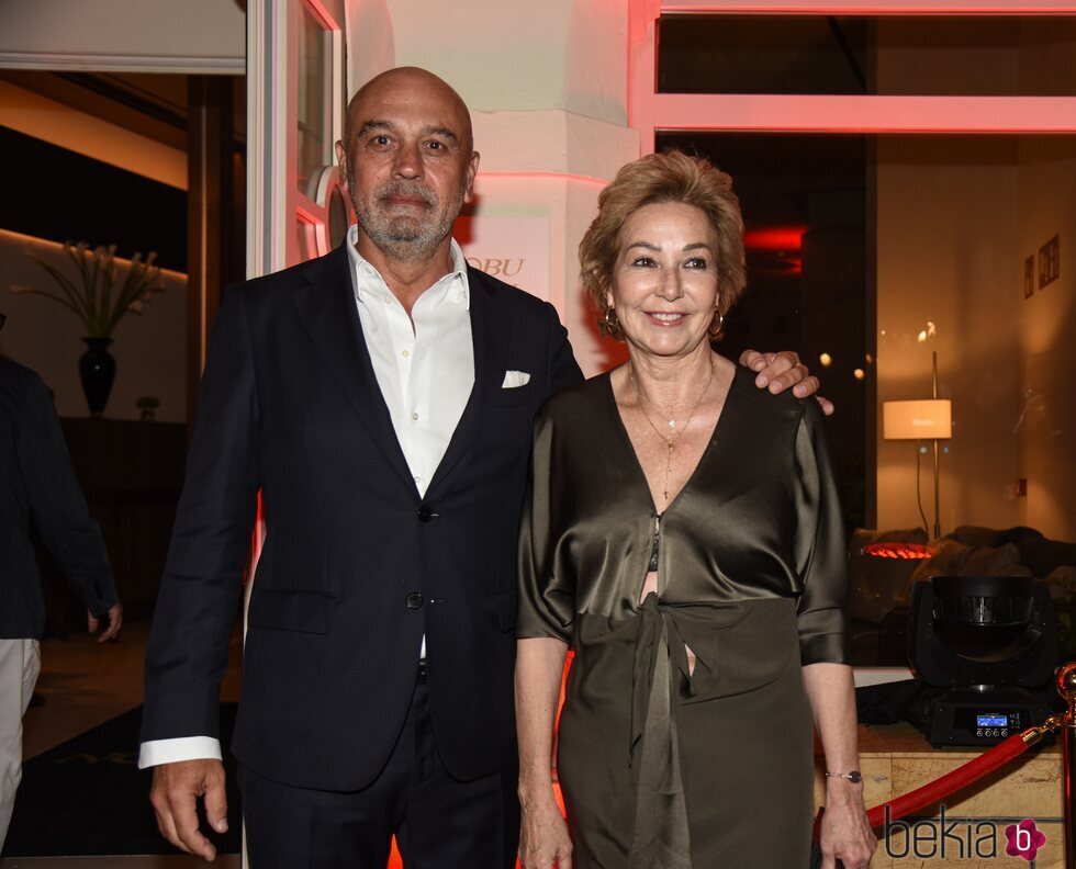 Ana Rosa Quintana y su marido Juan Muñoz en la inauguración de un hotel en Sevilla
