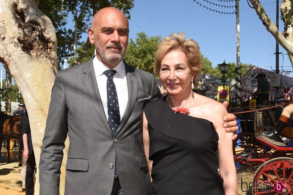 Ana Rosa Quintana y su marido Juan Muñoz en la Feria de Abril de Sevilla 2023