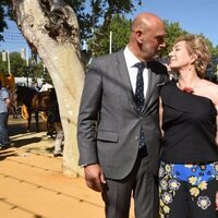 Ana Rosa Quintana y su marido Juan Muñoz, muy románticos en la Feria de Abril de Sevilla 2023
